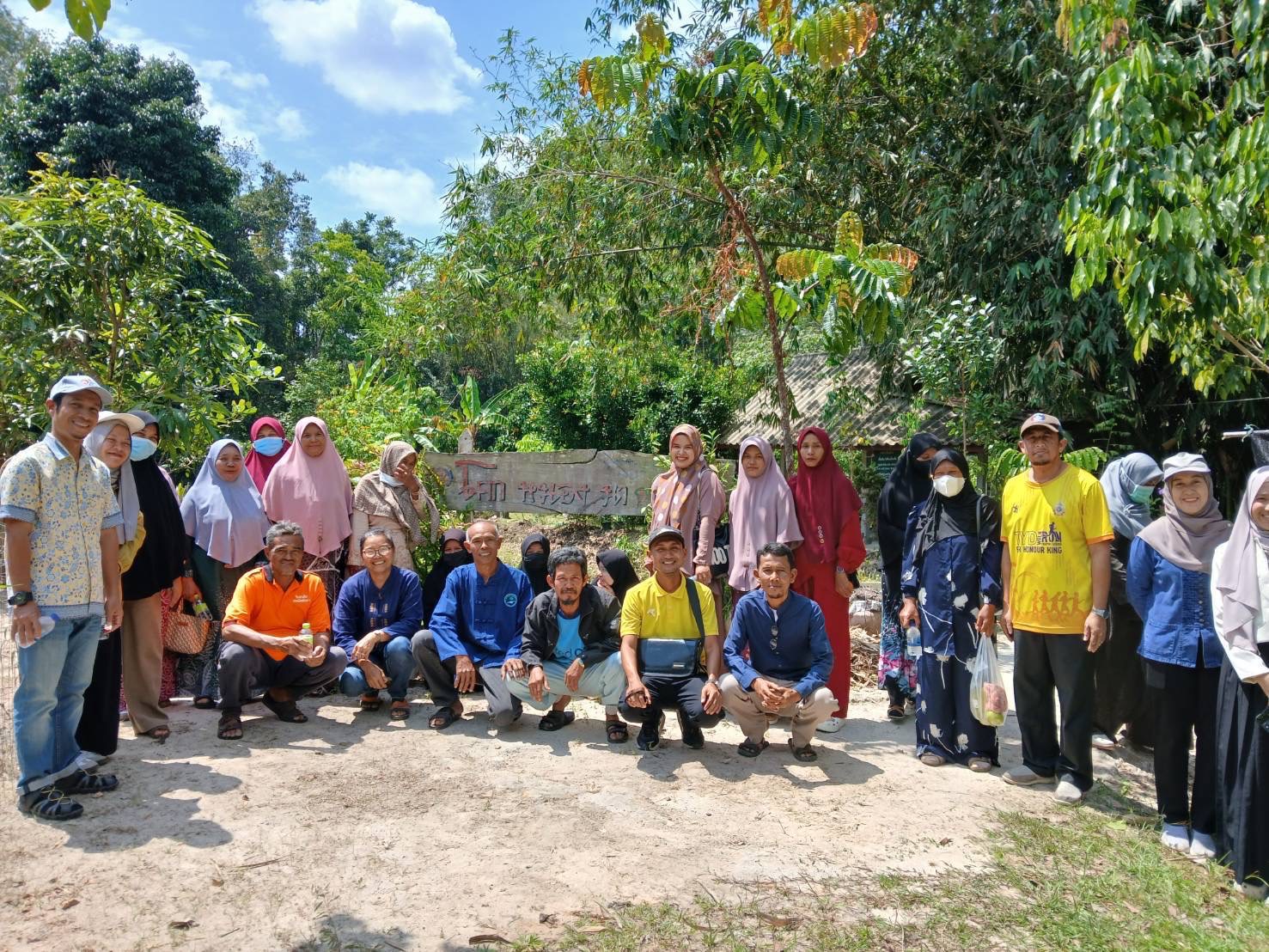 พช.แม่ลาน ต้อนรับครัวเรือนหมู่บ้านเศรษฐกิจพอเพียง ณ แปลงโคก หนอง นา หมู่ที่ ๒ ตำบลป่าไร่